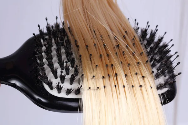 Capelli biondi e pennello su sfondo bianco. Parrucchiere concetto salone, parrucchiere Set. Accessori taglio di capelli . — Foto Stock