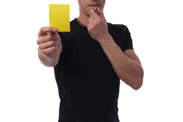 Судья показывает желтую карточку. Концепция бизнеса и спорта. Исключение
