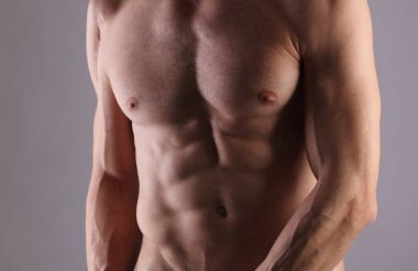 Kaslı erkekler, mükemmel bir vücut, abs, altı paketi. Onun gövde gösterilen güçlü atletik bir adam. Vücut geliştirme, spor, fitness, egzersiz, aktif yaşam tarzı kavramı.