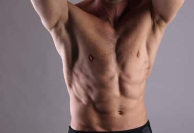 Kaslı erkekler, mükemmel bir vücut, abs, altı paketi. Onun gövde gösterilen güçlü atletik bir adam. Vücut geliştirme, spor, fitness, egzersiz, aktif yaşam tarzı kavramı.