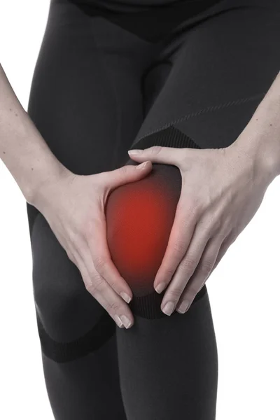 Les femmes souffrant de douleurs au genou se rapprochent. Concept de soulagement de la douleur — Photo