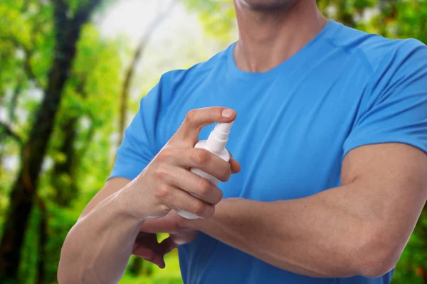 Repelente de mosquitos. Masculino usando spray repelente de insetos da bebida na floresta . — Fotografia de Stock
