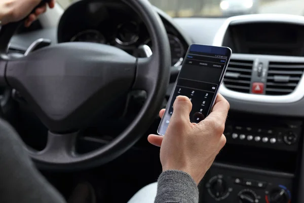 Concepto de conducción de peligro riesgoso. Hombre usando el teléfono móvil mientras conduce un coche — Foto de Stock