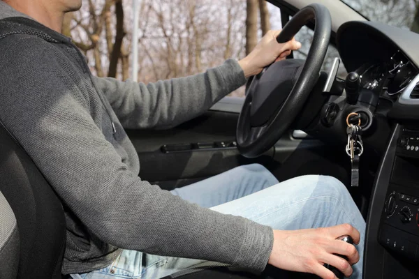 Hombre disfrutando de coche de conducción en la naturaleza. Concepto de viaje y libertad — Foto de Stock