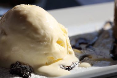 Vanilyalı dondurma tabak içinde erime