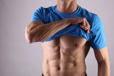 Kaslı erkekler, mükemmel bir vücut, abs, altı paketi. Güçlü atletik bir adam onun abs. vücut geliştirme, gösterilen spor, fitness, egzersiz, aktif yaşam tarzı kavramı.