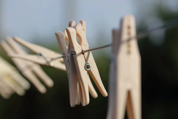 Kunststof linnen wasknijpers close-up opknoping op de waslijn draad. — Stockfoto