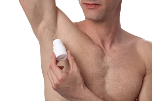 Man zastosowaniu dezodorant na pachy. Mężczyzna, wprowadzenie Antyperspirant w sztyfcie na pachy. — Zdjęcie stockowe