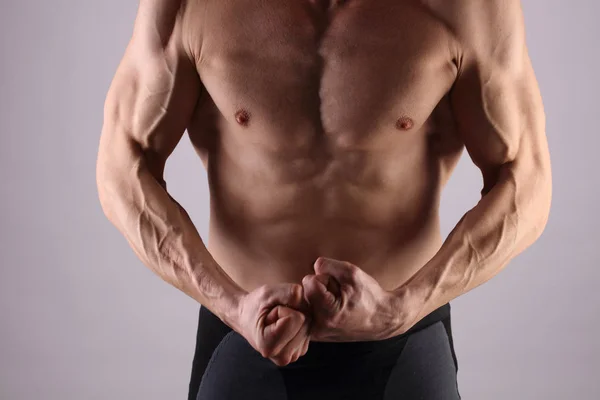 М'язисті чоловіки, ідеальне тіло, відсутні, шість пачок. Сильний атлетичний хлопець показує свій торс. Бодібілдінг, спорт, фітнес, тренування, активний спосіб життя, видалення волосся, концепція чоловічого воску . — стокове фото