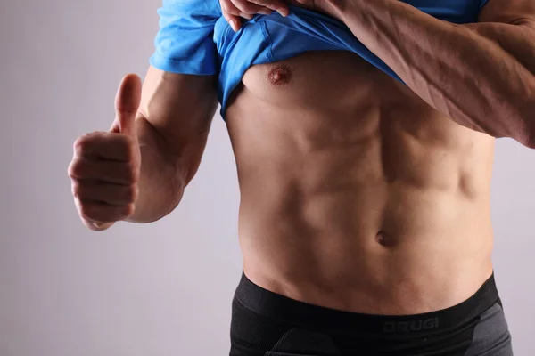 Muskulösa män, perfekt kropp, abs, sex-pack. Stark atletisk kille visar hans abs. Bodybuilding, fitness, träning, idrott, aktiv livsstilskoncept. — Stockfoto