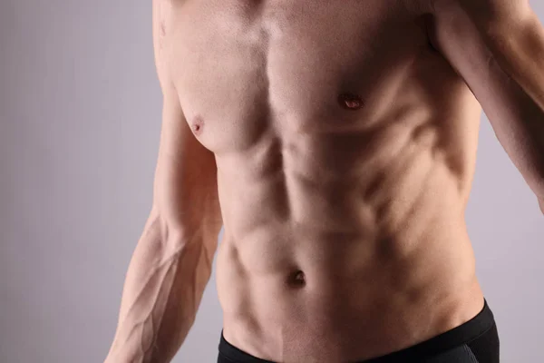 Nahaufnahme von muskulösen männlichen Oberkörper, Brust und Achselhaaren. männliches Wachsen — Stockfoto
