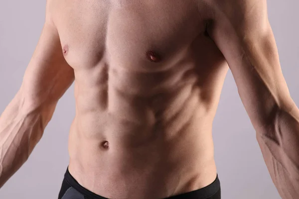 Primo piano di muscoloso busto maschile, petto e ascella depilazione. Cera maschile — Foto Stock