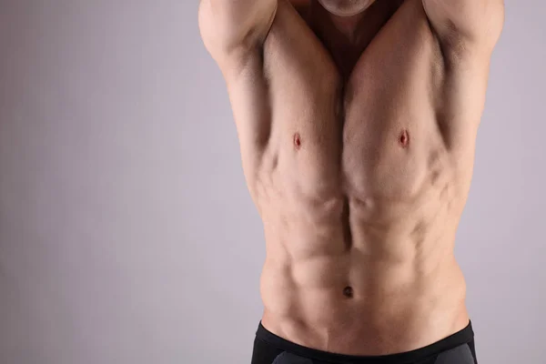 Nahaufnahme von muskulösen männlichen Oberkörper, Brust und Achselhaaren. männliches Wachsen — Stockfoto