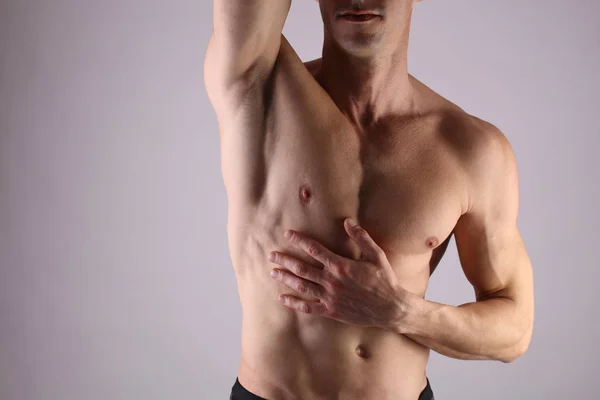 Close-up de tronco masculino muscular, peito e depilação axila. Ceras masculinas — Fotografia de Stock