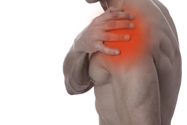 Sportverletzung, Mann mit Schulterschmerzen. Schmerzlinderung und Gesundheitskonzept isoliert auf weiß. — Stockfoto