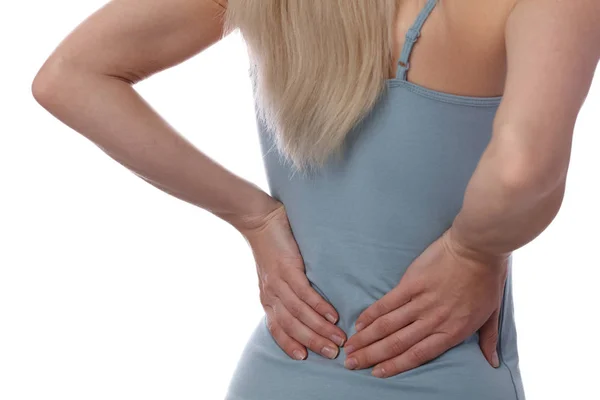 Rückenschmerzen. Sportliche Fitness-Frau reibt die Muskeln ihres unteren Rückens. Sportliche Betätigung. — Stockfoto