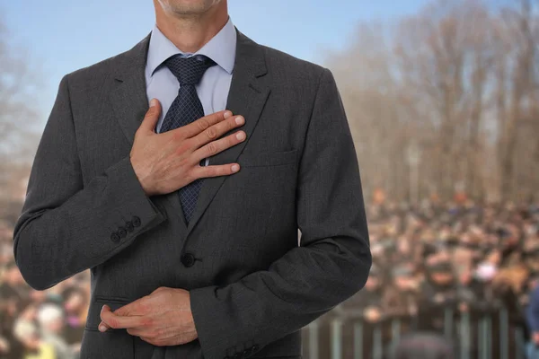 Политик врун дает людям невозможные обещания со скрещенными пальцами на спине. . — стоковое фото