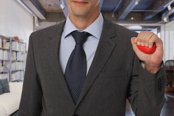 Stressabbau-Konzept. Skeptiker und verärgerter Geschäftsmann versucht, sich mit Anti-Stress-Gummiball im Büro zu beruhigen. — Stockfoto