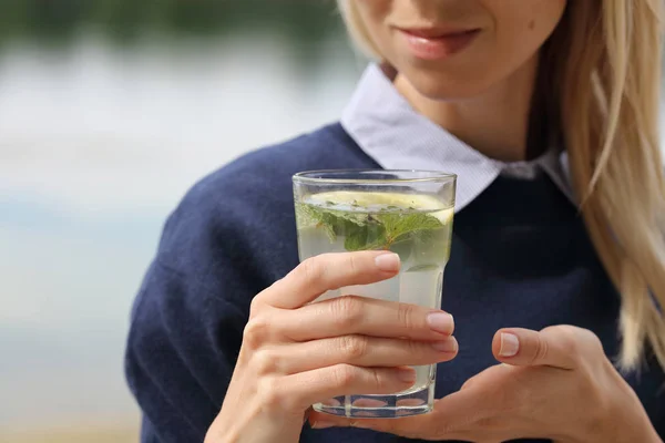 Lycklig kvinna dricka sommaren uppfriskande detox vatten eller saft på nära håll. Hälsosam livsstil — Stockfoto