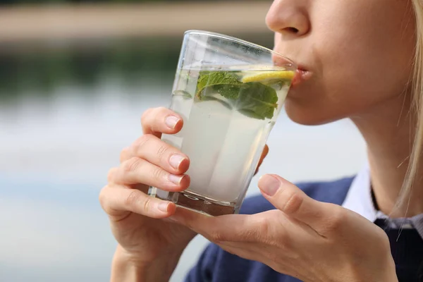 Gelukkig vrouw drinken zomer verfrissende detox Water of limonade. — Stockfoto