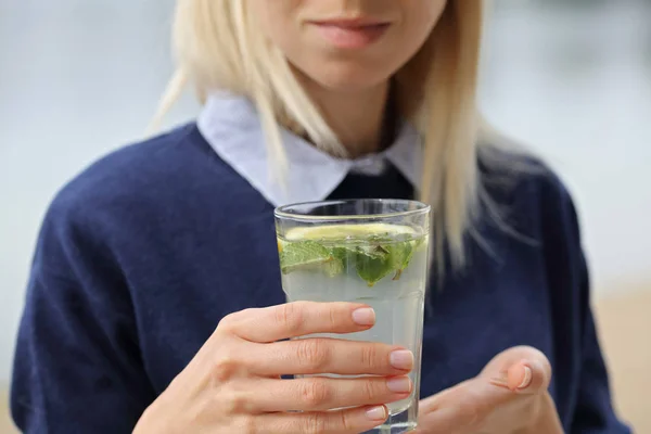 Mujer feliz bebiendo verano Agua desintoxicante refrescante o limonada. Estilo de vida saludable — Foto de Stock