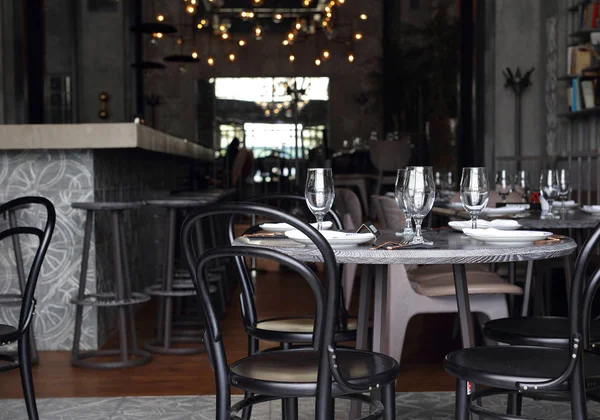 Restauranttisch mit leeren Tellern und Gläsern — Stockfoto