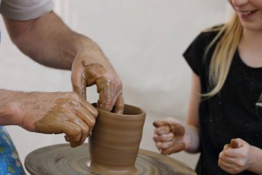 Çocuklar için Potter Atölyesi. Çocuk kadar yakın heykel kil öğrenme