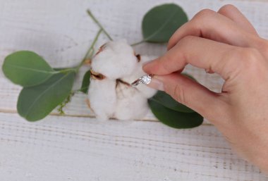 Nişan yüzüğü gelin elinde. Kadın holding mücevher kapatın. Aşk, evlenme teklifi, düğün, evlilik kavramı.