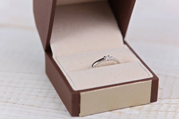 Psesent ボックスのダイヤモンド リング。愛、婚約、結婚式、結婚の概念. — ストック写真
