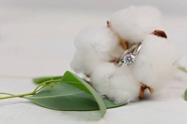 Anello di diamante nascosto nel fiore. Fidanzamento, matrimonio, proposta, concetto di matrimonio. Sorpresa regalo di S. Valentino — Foto Stock