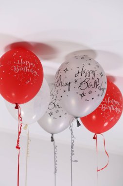 İyi ki doğdun helyum balonlar. Kırmızı ve beyaz lateks balonlar.