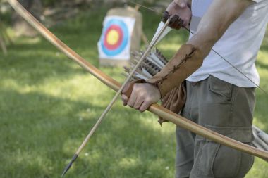 Archer ile Ortaçağ İngiliz yay ve oklar. Spor ve eğlence kavramı.