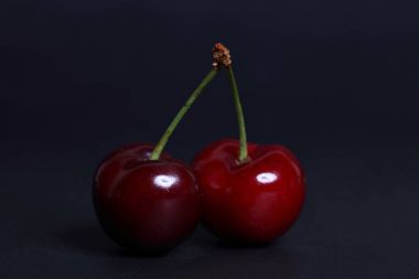 Kiraz siyah arka plan üzerine taze yakın çekim.