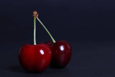 Kiraz siyah arka plan üzerine taze yakın çekim.