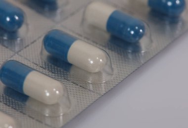 Eczane logo arka plan. Kapsül, tablet, hap. Eczacılık ve tıp kavramı.