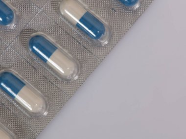 Eczane logo arka plan. Kapsül, tablet, hap. Eczacılık ve tıp kavramı.