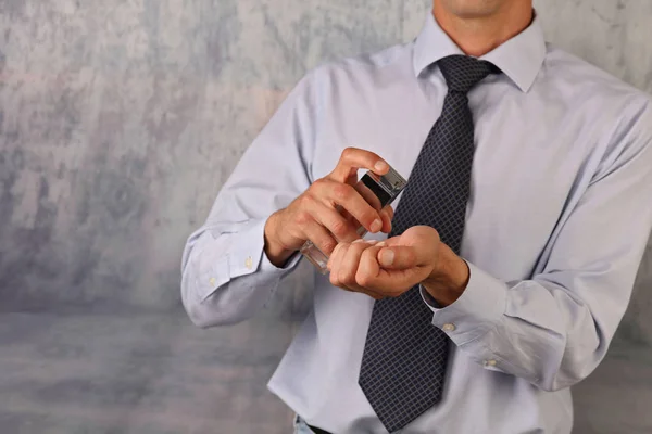 Elegante hombre muestras de colonia o perfume de cerca — Foto de Stock