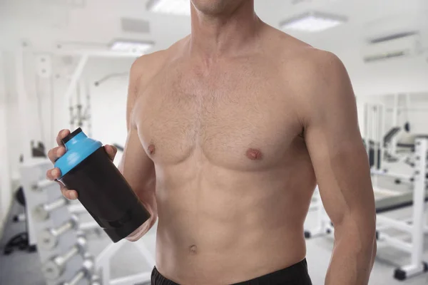 Gewichtszunahme. Mann legte Molkenprotein mit Aminosäuren Bodybuilding Nahrungsergänzungsmittel in Shaker. Fitness, Muskelerholung und Sportkonzept. — Stockfoto