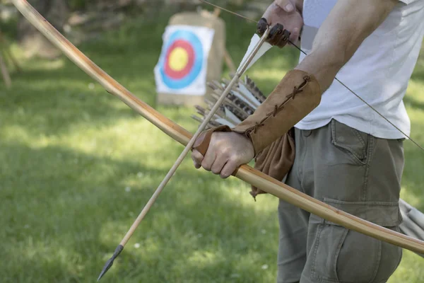 Archer com arco-íris e flechas inglesas medievais. Esporte e conceito de recreação . — Fotografia de Stock