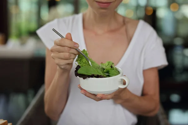 Feliz mujer sonriente comiendo ensalada de cerca. Estilo de vida saludable, concepto de dieta equilibrada —  Fotos de Stock