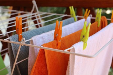 Kurutma, Çamaşırhane temiz bir Çamaşırhane satırındaki açık havada renkli havlu