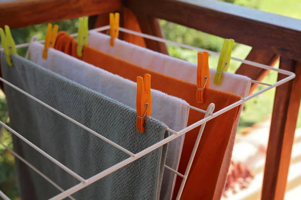 Secado de ropa, toallas coloridas limpias en una línea de lavandería al aire libre — Foto de Stock