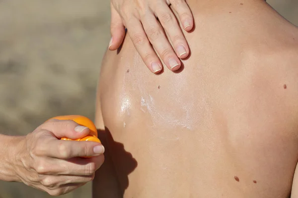 Moeder sunblock crème op de huid van het kind toe te passen. Zonnebrand bescherming. Zomervakantie en vakantie concept — Stockfoto