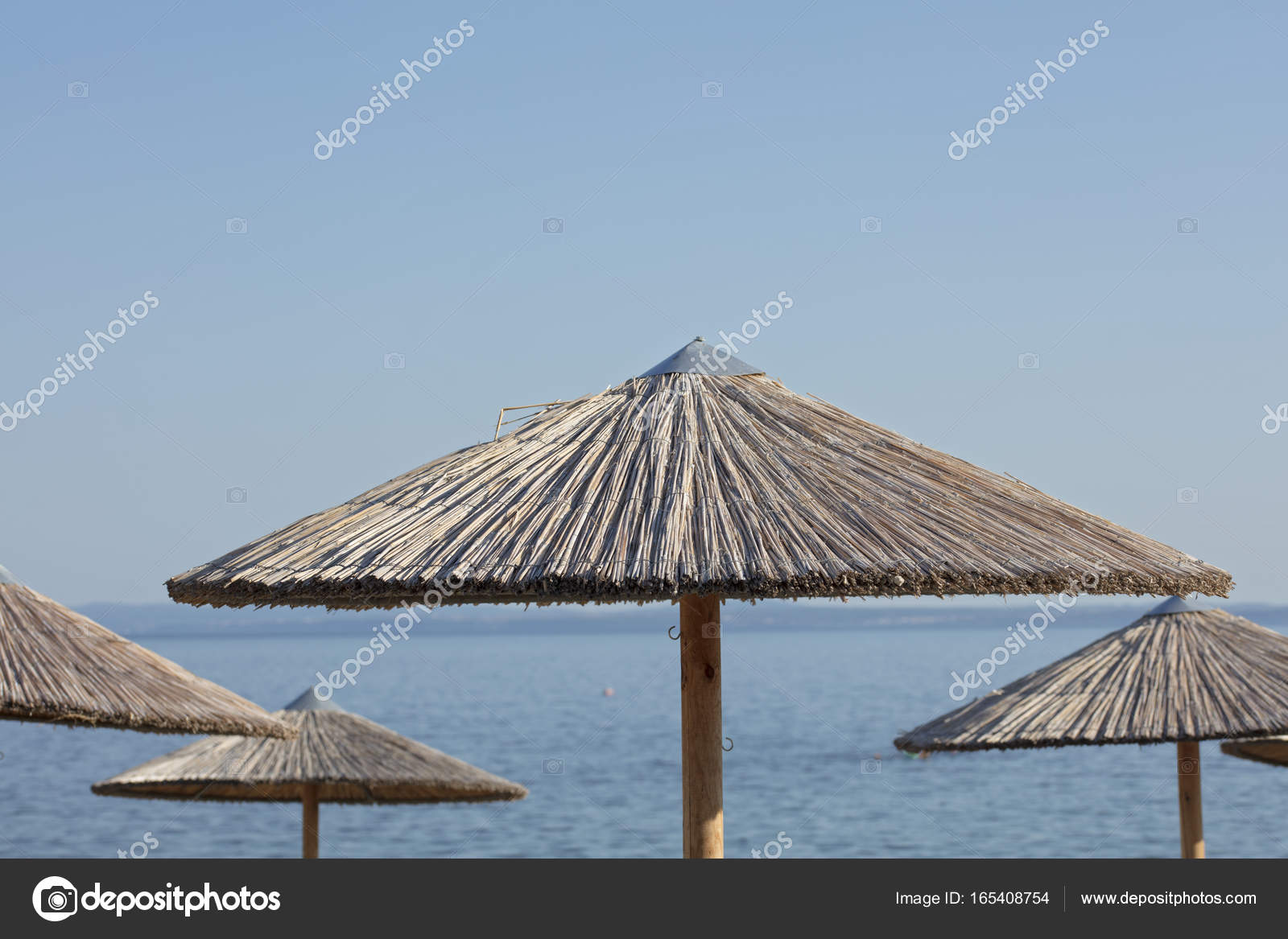 Paille Parasol De Plage Et De Bateau Contre La Mer Bleu