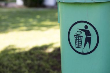 Çöp, çöp kutusu içinde parkın dışında. Çevre kavramı kaydetmek