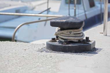 Gemi limanda bağlı. Güvenli bağlantı kavramı.