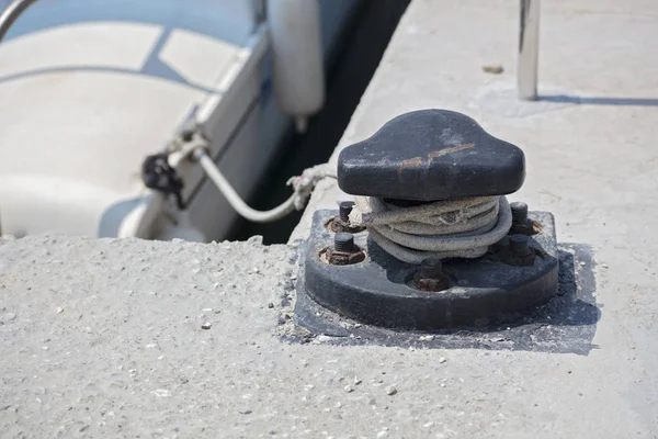 Gemi limanda bağlı. Güvenli bağlantı kavramı.