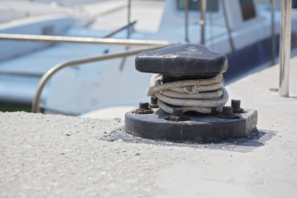 Gemi limanda bağlı. Güvenli bağlantı kavramı.