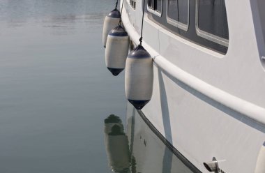 Gemi limanda bağlı. Kasa ve güvenlik kavramı. Yaz tatili, tatil duvar kağıdı, kartpostal arka plan kavramı.