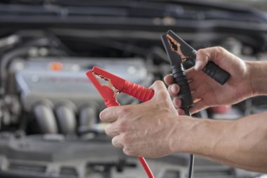 Akü başka bir araba bir dizi bağlantı kablosu ile şarj.